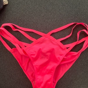 Victorias secret bikiniunderdel  - Oanvänd storlek s, har ett par likadana svarta jag använde när jag va smalare och de sitter jättesnyggt . Ett minimalt hål på framsidan. Tror nypris var ca 250kr