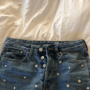 Jeans med paljetter  - Skit coola och unika jeans med påsydda paljetter i silver i form av olika blommor osv. (Obs, inte sytt på själv, de såldes så i affär. ) ÄLSKAR dem, de sitter så fint på och ger en unik look till outfiten. Säljer pga att de tyvärr blivit lite för korta för mig (173) lite osäker på storlek men sitter som en 34-36 på mig💞💞💞