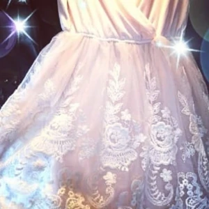 Underbar klänning  - Helt underbar klänning Skickas med Spårbar frakt 