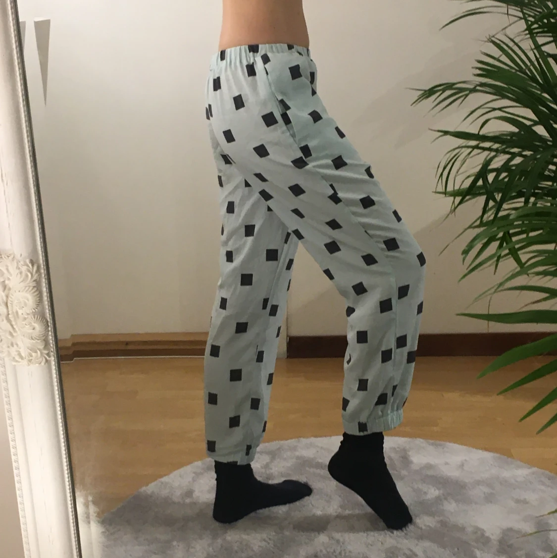 Gröna byxor med mönster från Monki