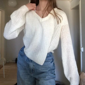 Stickad tröja  - Fin i princip oanvänd tröja från lager 157, 60 + frakt📦🤍 säljer för att den inte kommer till användning (har en vit t-shirt under)