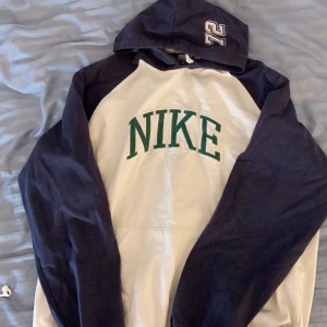 Vintage Nike  - Vintage Nike från min pappa när han var liten. Så ball. Rätt så stor men går att vika upp (jag har S). Bud från 300. Köp direkt för 500. 