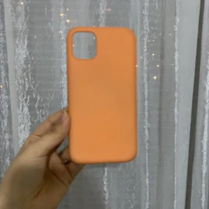 Skal - Hej, jag säljer den här orangea skalet för 30 kr. Den är efterfrågad, Den är för iphone 11.
