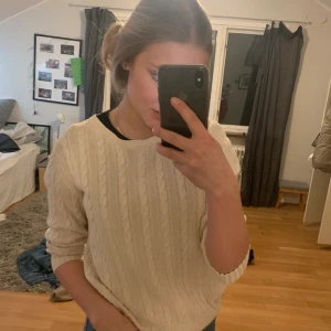 Flät stickad tröja - Beach trekvartslång ärms tröja från Brooks brothers använd många gånger. Bra skick, Storlek L men jag passar mig som brukar ha S. Säljer för att den inte kommer till användning så ofta.