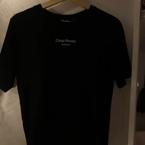 Cheap monday  - Säljer en jättefin t-shirt ifrån cheap monday. Storlek xs men passar S med. Frakt tillkommer