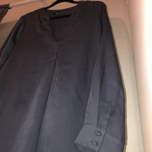 Super skön blus. - Mörkblå silke blus från Vero Moda i strl S. 
