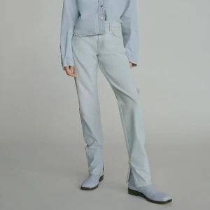 Zara jeans - Snygga ljusblåa jeans från zara i modellen ”split slim fit mid rise jeans” som är slutsålda 💙 relativt använda så är pyttelite sliten nedtill men inget som läggs märke till. Köparen står för frakten 🥰