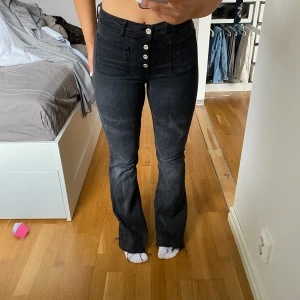 Grå jeans från Zara - Jeans från Zara. 