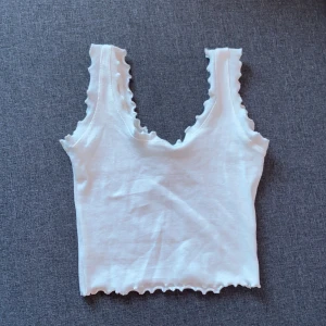 Vitt trendigt linne - Oanvänt då den inte passade som jag tänkte. Fint skick ifrån shein. Samfraktar gärna med andra plagg :) Rökfritt hem med hund.