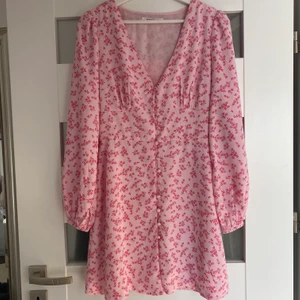 Klänning - Super fin klänning ifrån Nelly, köpt förra året. Använd 2 gånger så i nyskick. Bilden visar ej rätt färg, mer rosa i verkligheten😊bud eller köp direkt för 300kr