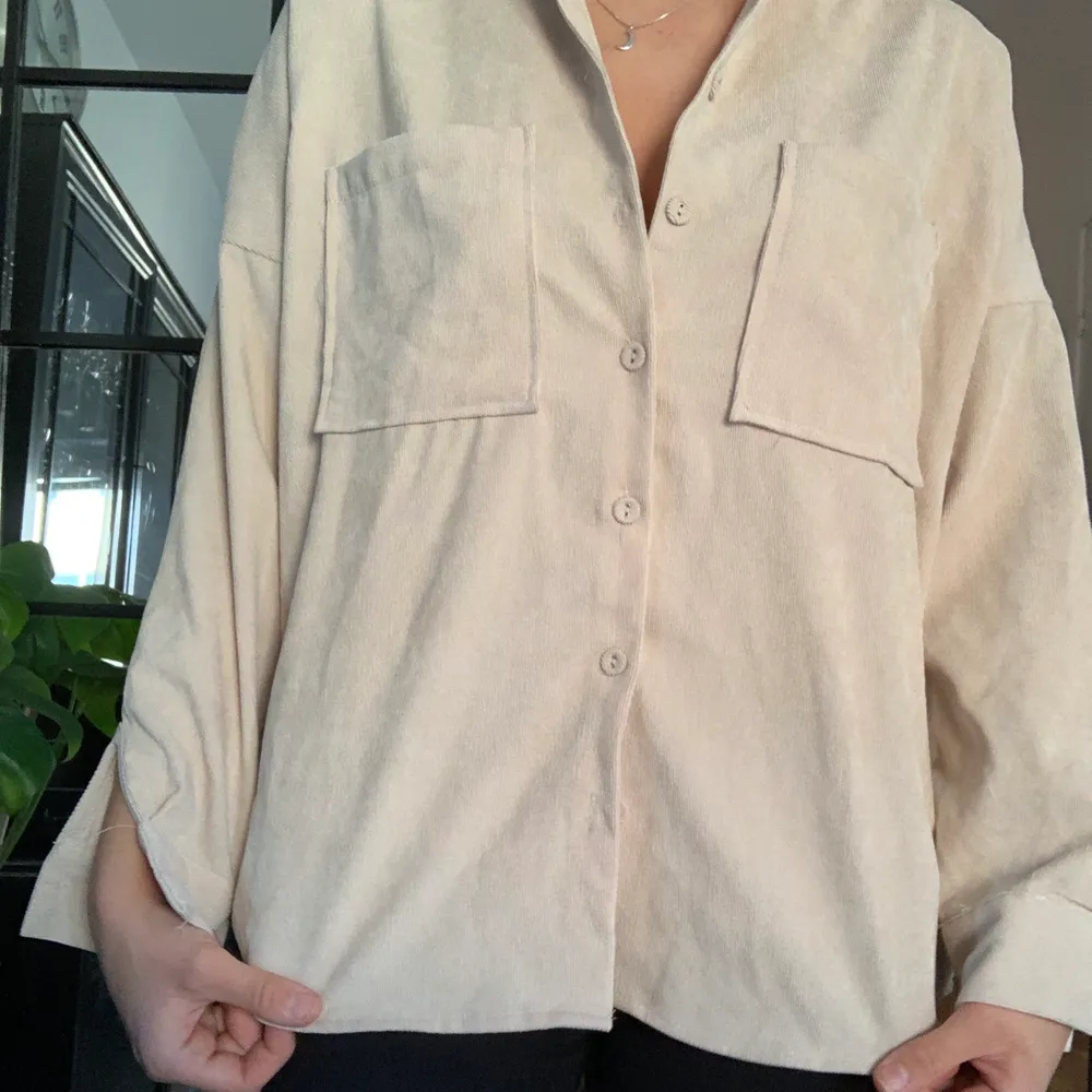 Jättesnygg oversize skjorta i manchesteraktigt beiget tyg. Aldrig använd, strl S! Från Stadivarius . Skjortor.