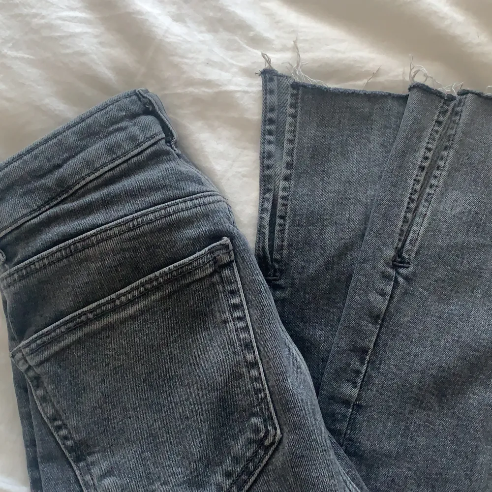 De populära Zara jeansen med slits 🦋 Dem är nästan aldrig använda, max 2 ggr. Skicket är som nytt förutom att dem är avklippta och sydda med en söm längst ner för att inte ”tråda upp sig” för mycket i tvätten. Passar någon runt 165cm 🌼  högsta bud: 320kr. Jeans & Byxor.