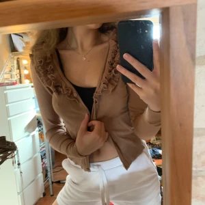 Cool kofta - En beige kofta med volanger på i storlek s. Super snygg med ett par 90’s jeans nu till våren! 40kr+ frakt, DM för fler frågor