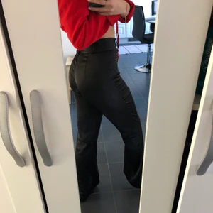 Svarta satinbyxor - Svarta satinbyxor! Ääälskar dem pga så skönt material och passform, men är lite stora på mig❣️ köparen står för frakten💫oanvända