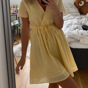 Gul klänning - Säljer min somriga klänning från NA-KD. Superfin och passar jättebra nu när det börjar bli vår/sommar!! Använd en gång.😍 Pga många intresserade - buda i privat chatt eller i kommentarerna! 🖤 budgivningen slutar söndag 28/2 kl 20:00 ⚡️ eller Köp direkt för 249
