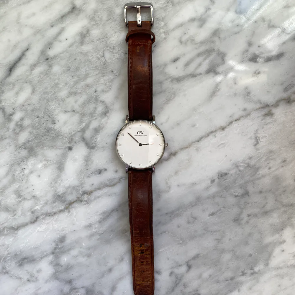 Äkta Daniel Wellington klocka i silver med diamantstenar och brunt läderband. FRAKT INGÅR!. Accessoarer.