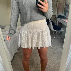 Vit kjol  - Supersöt vit kjol med spets! Storlek 34 men passar bra på 36 också