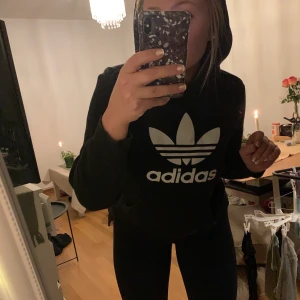 Superfräsch Adidas - Lägger ut igen pga oseriös köpare 😔 Adidas hoodie i nyskick, endast använd 1 gång och tvättad 1 gång. Snöret saknas dock men det är bara att sätta i ett nytt. Så himla skön 🥰 Nypris 589kr