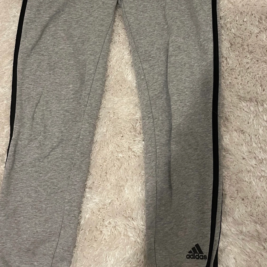 Gråa adidas mjukisbyxor  - 91