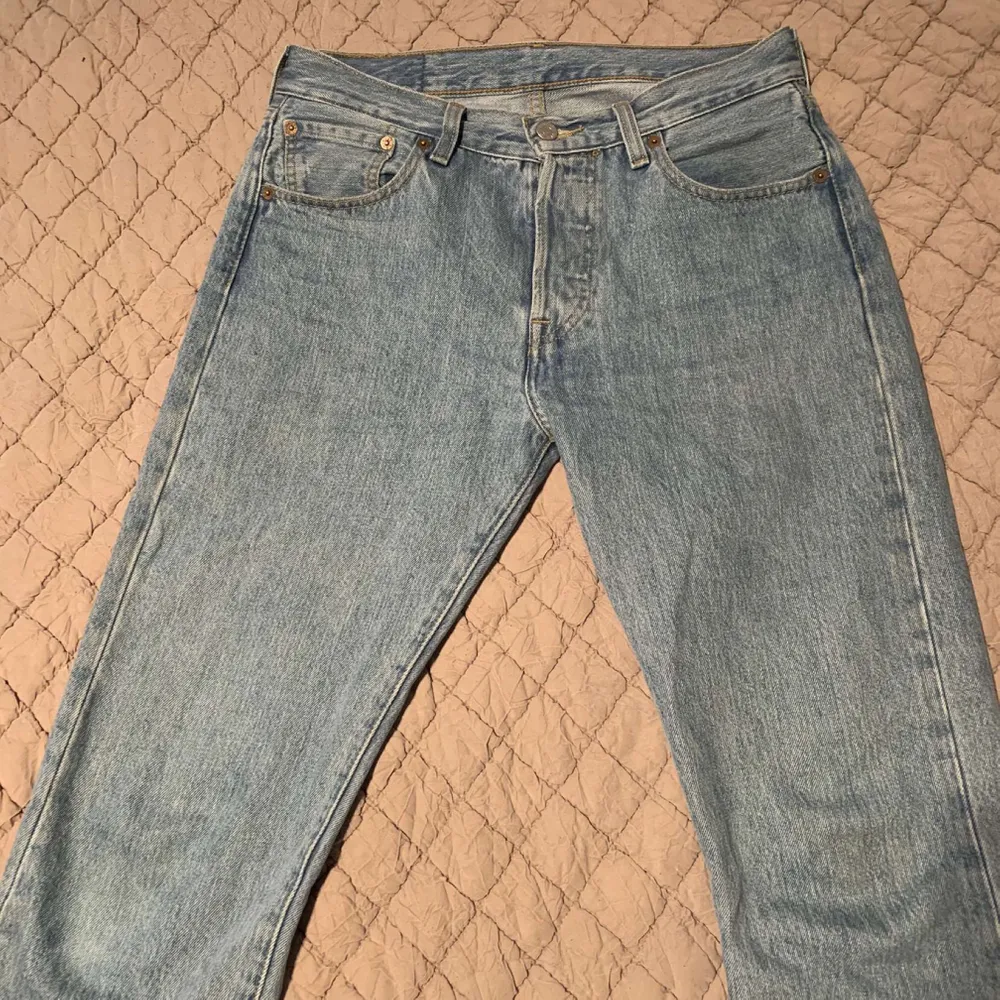 Säljer ett par nyskick blåa Levi’s 501 jeans strlk W30 L32. Budgivning börjar på 250kr och måste höjas med 20kr för att gå om ledande bud. Kan mötas i Varberg annars ligger frakten på 62kr. Jeans & Byxor.