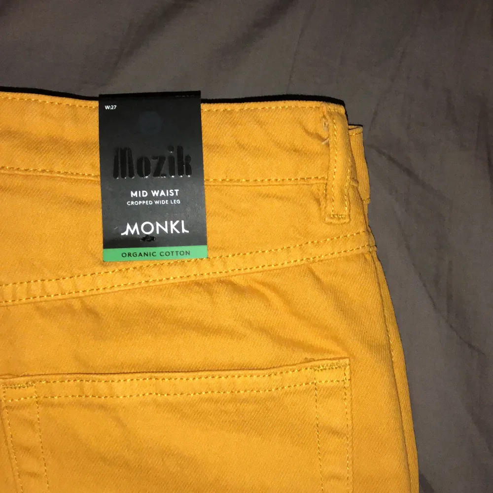 Ett par gula, cropped jeans från monki. ‼️Aldrig använda ‼️ storlek W- 27. Säljer då jag beställde fel storlek, därav de otydliga bilderna då jag ej kan få på mig dom 😊 . Jeans & Byxor.