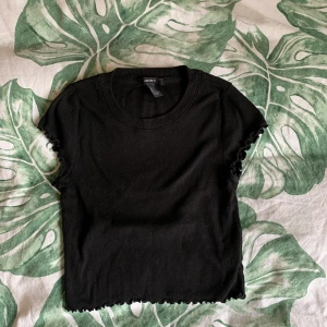 Ribbad tshirt i storlek S - Den här T-shirten är croppad med skönt material.