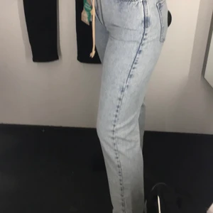 Stentvättade mom-jeans - Säljer dessa blåa superfina stentvättade perfect jeans från Gina Tricot i mom-modell. De är i superfint skick men säljer på grund av att de inte längre passar mig🥰