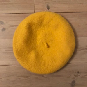 Solgul basker från Monki retro - Fin basker från monki i solgul färg. Onesize! Nyskick då jag använt den 1 gång. 