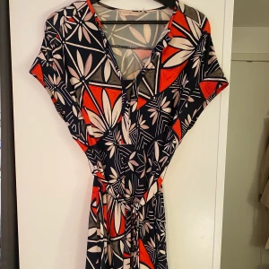 Tory burch klänning - En klänning från tory burch i världens skönaste material. Jätte fin och skön på sommaren. Köpt för 4000kr. Storlek Xs men passar både s och m. Köparen står för frakten 