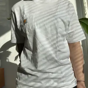 Tshirt från Carhartt i strl M | använd men i väldigt bra skick | har en ficka med logo på bröstet | frakt tillkommer
