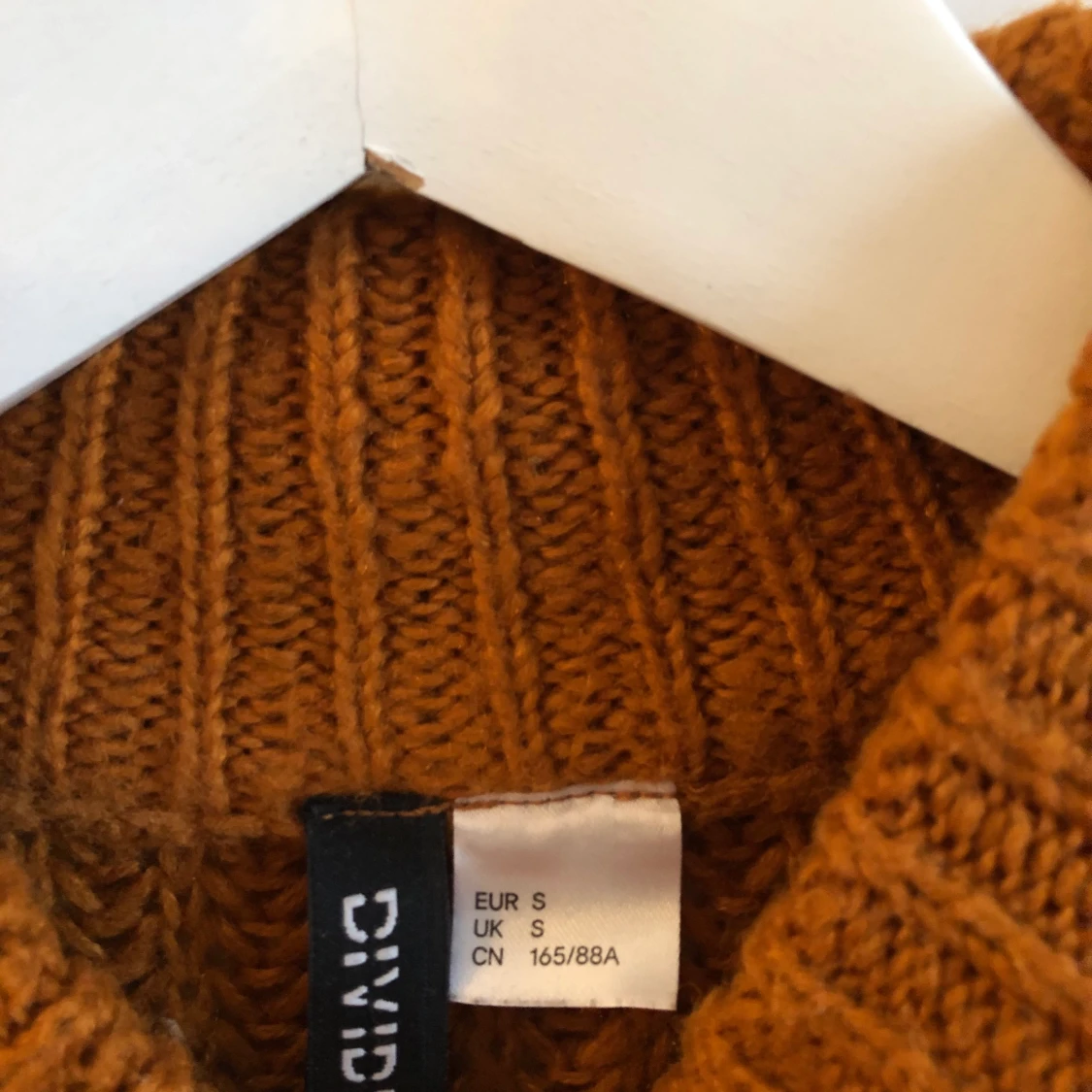 Orange/brun stickad tröja - 90