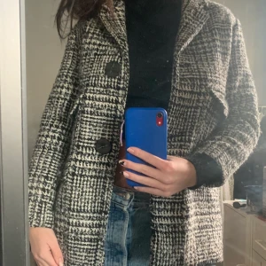 Rutig kappa zara - Kollar intresset på denna superfina kappa fårn zara storlek 164cm, som en Xs! Knappt använd❤️