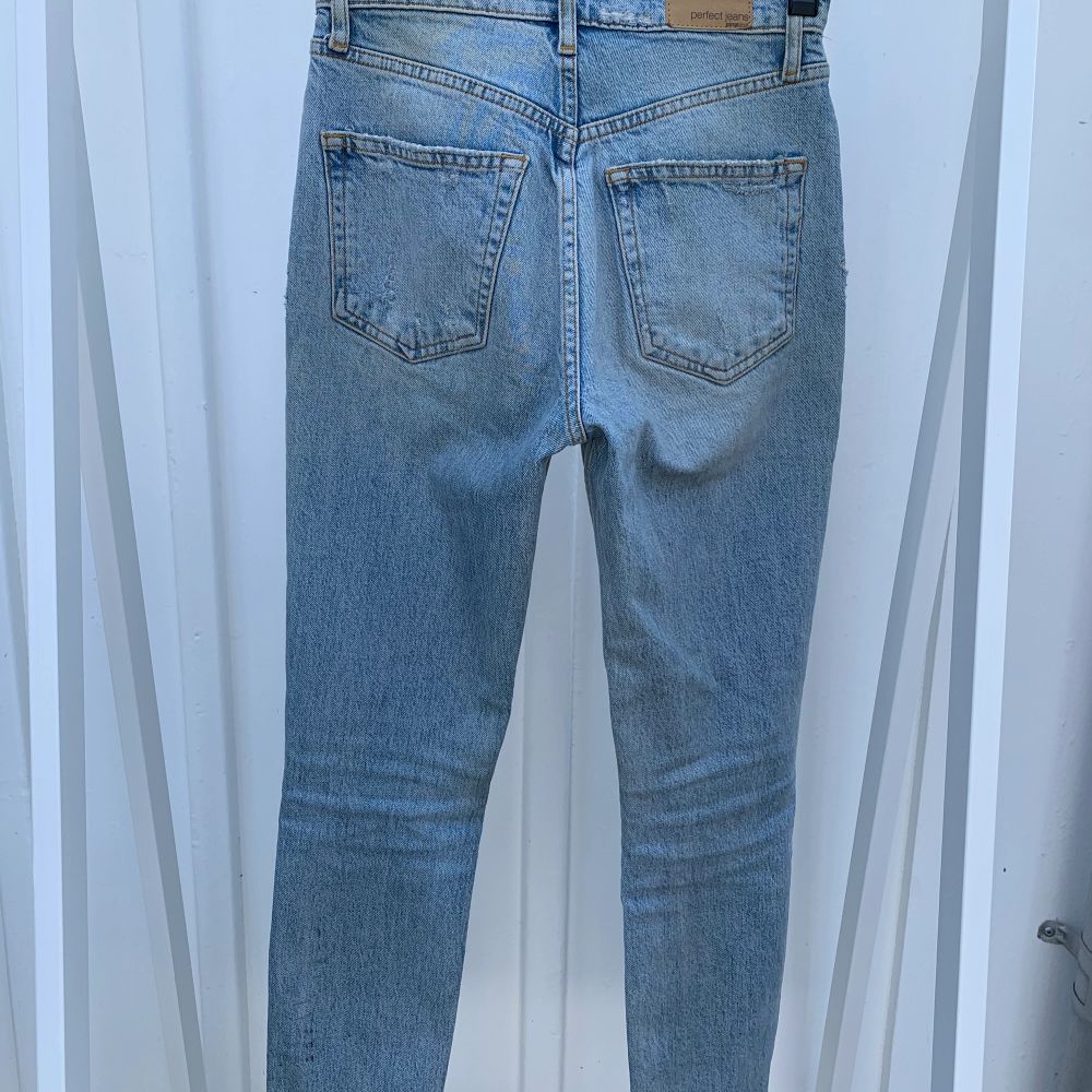 Supersnygga tighta ljusa jeans med slitningar från Gina tricot som dessvärre inte passar längre. Är använda men i väldigt fint skick. Nypris: 499kr. Jeans & Byxor.