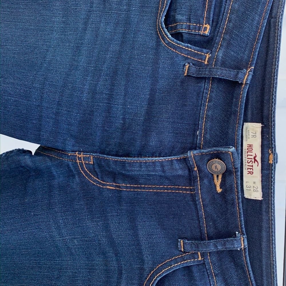Superfina lågmidjade jeans som dessvärre är förstora för mig. Sparsamt använda men har däremot mindre slitningar på den grova sömmen vid grenen (skriv privat för bilder på det om du är intresserad).. Jeans & Byxor.