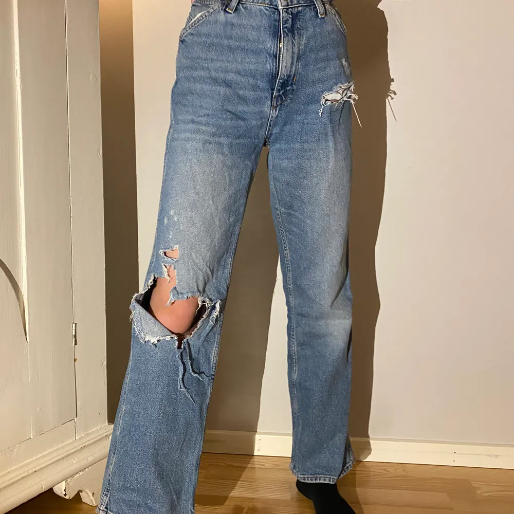 Ett par vida jeans från Zara, små i storleken. Tvättade Max 6 gånger. Minns ej nypris men runt 400.. Jeans & Byxor.