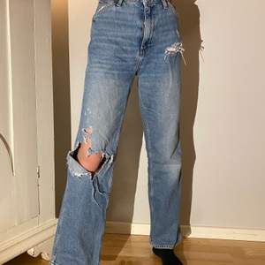 Ett par vida jeans från Zara, små i storleken. Tvättade Max 6 gånger. Minns ej nypris men runt 400.