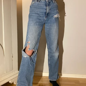 Vida blåa jeans  - Ett par vida jeans från Zara, små i storleken. Tvättade Max 6 gånger. Minns ej nypris men runt 400.