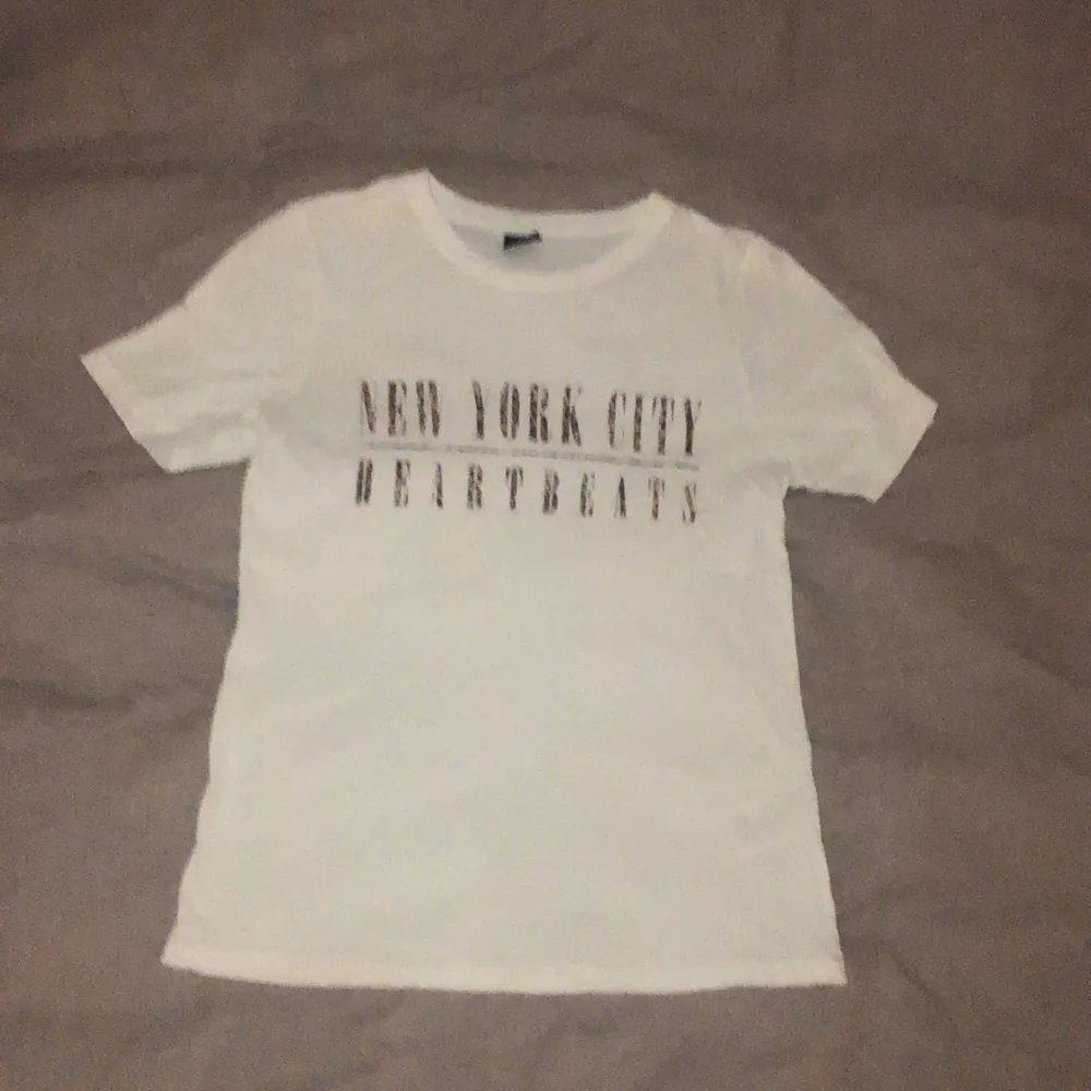 Fin t-shirt från Ginatricot med leopard text, bra skick🥰. T-shirts.