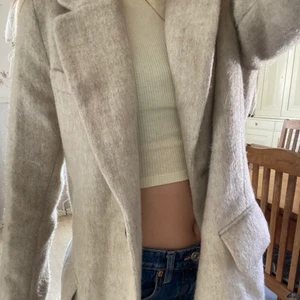 Beige kappa från hm - Beige vår kappa! Så fin men inte min stil! Använd högst 3 gånger🥰