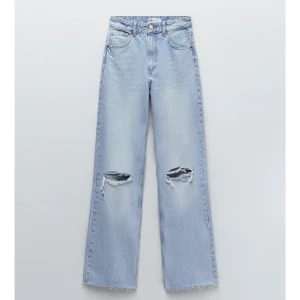 Jeans med hål🤩 - Säljer dessa snygga jeans då de inte kommer till användning, formar kroppen superbra och älskar passformen! Inga slitningar inprincip som nya, långa på mig som är 170cm 🥰 hör av er vid frågor eller intresse