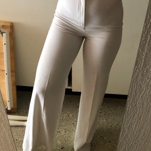 Kostymbyxor Zara - Kostymbyxor från Zara i strl M. Snygg passform och väldigt fina till våren/sommaren. Använts ett fåtal gånger men har lite fläckränder som går bort i tvätten annars fint skick! Nypris 599kr