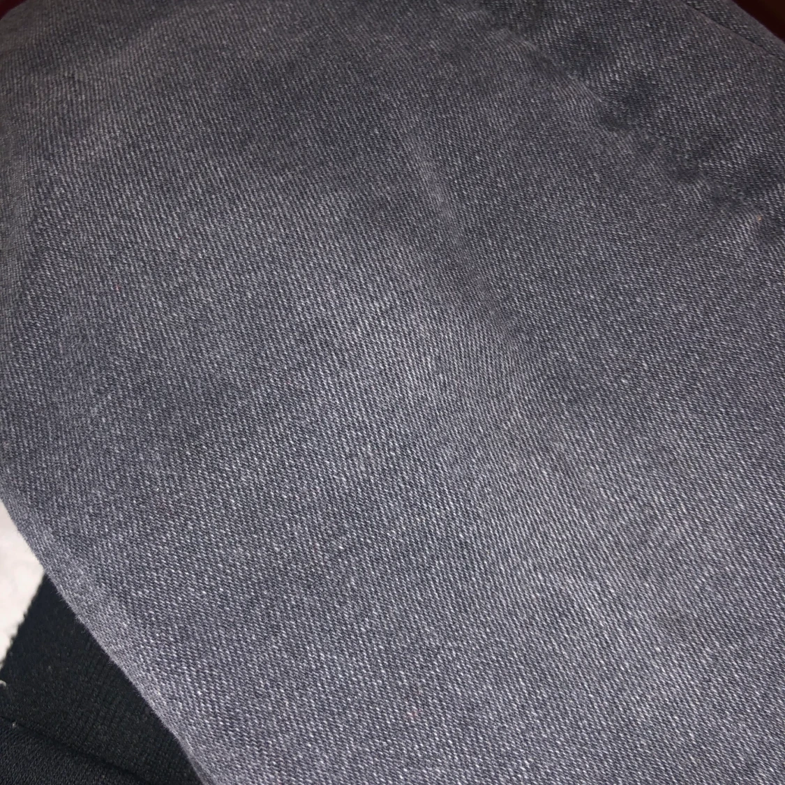 Ett par gråa raka jeans  - 91