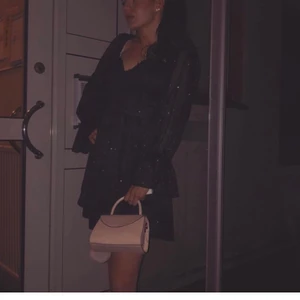 Klänning samt väska - Säljer min underbart fina klänning som endast är använd en gång storlek xs/s mycket finare i verkligheten skriv för fler bilder. Säljer även väskan för 200kr som kommer med ett Axel band endast använd 1 gång