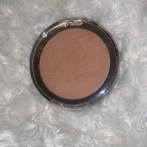 Billig bronzer  - Bronzer för ett billigt pris! Denna är från glam och har använt en gång. Den är lite smutsig på utsidan pga mina andra produkter! ☺️🥰 dm vid intresse 