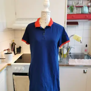 Preppy klänning i blått med röd krage från Monki. Storlek L och väldigt söt både till fest och vardag. 