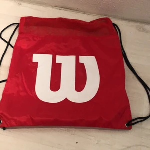 Wilson jumpapåse  - En röd wilson jumpa påse som man kan ha till den andra väskan jag säljer 