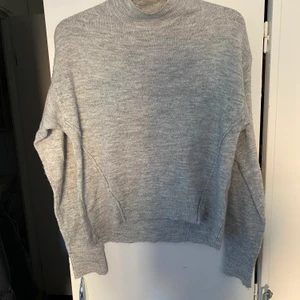 Polotröja från New Yorker stl XS - Mjuk polo från New yorker stl XS Måttligt använd, säljer den på grund av att jag behöver plats i garderoben 🙈☺️ skynda fynda ☺️☺️☺️