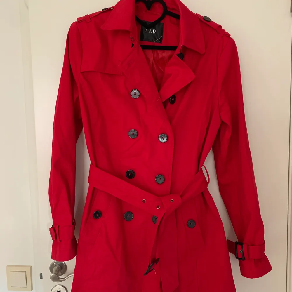 Röd vår kappa köpt i Paris! Köpte den för ca 900kr och den är knappt använd . Jackor.