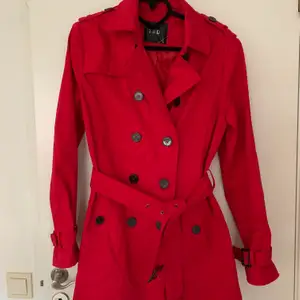 Röd vår kappa köpt i Paris! Köpte den för ca 900kr och den är knappt använd 