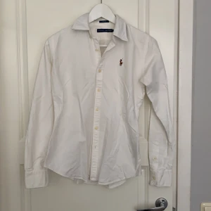 Ralph lauren skjorta - Slim fit, använd fåtal gånger. Har en fläck som inte syns när man knäpper skortan, se bild